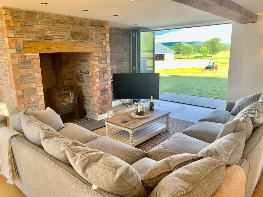 Villa Coed Farm-Hot Tub-Sleeps 12-Near Brecon Exterior foto