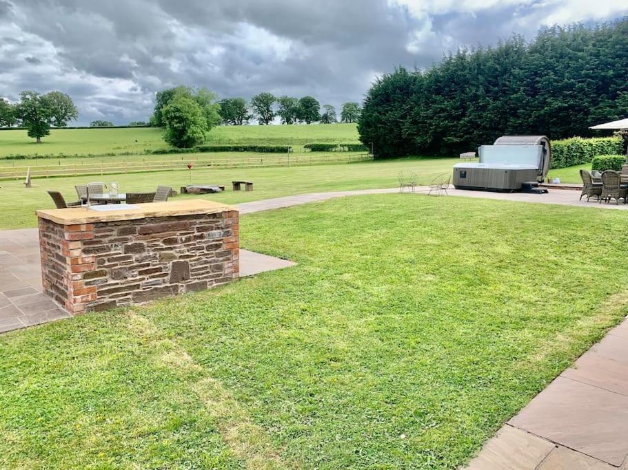 Villa Coed Farm-Hot Tub-Sleeps 12-Near Brecon Exterior foto