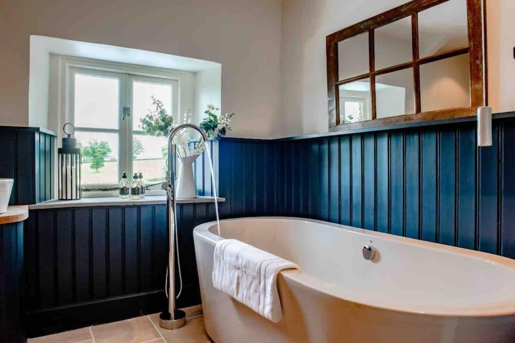 Villa Coed Farm-Hot Tub-Sleeps 12-Near Brecon Exterior foto
